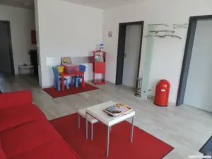 Wartebereich der Praxis für Sprachtherapie in Dortmund-Huckarde mit Sofa und Spielecke für Kinder