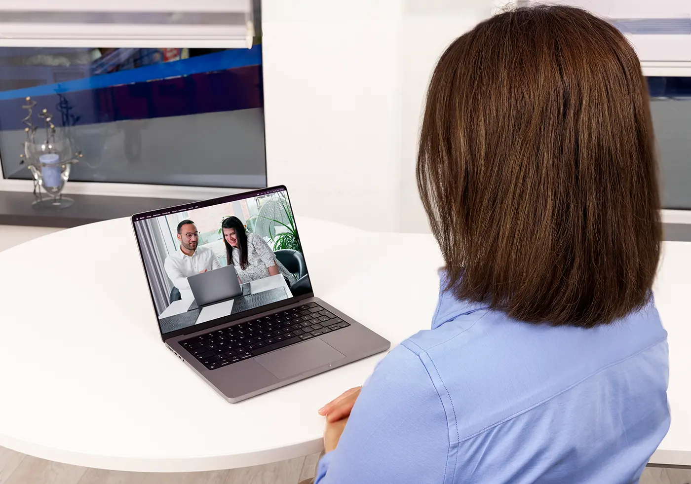 Online-Sprachtherapie und Elterncoaching per Videogespräch am Laptop