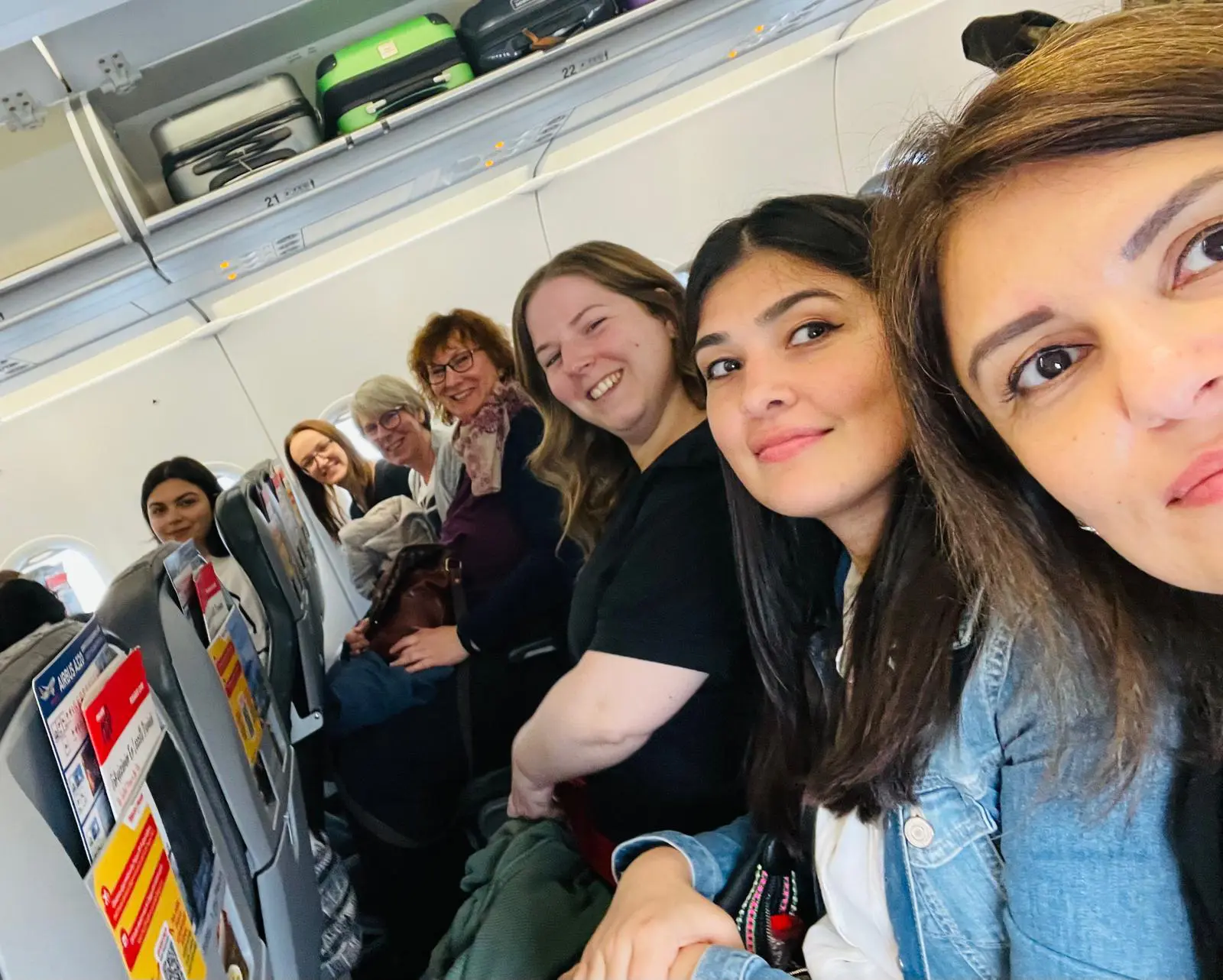 Teamausflug der Praxis für Sprachtherapie Dortmund: Selfie im Flugzeug nach Istanbul
