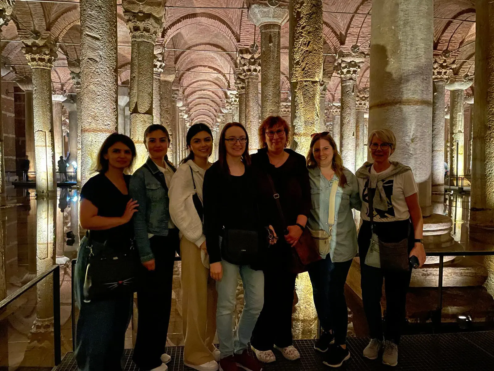 Das Praxisteam bei einer Besichtigung in einer historischen Säulenhalle in Istanbul