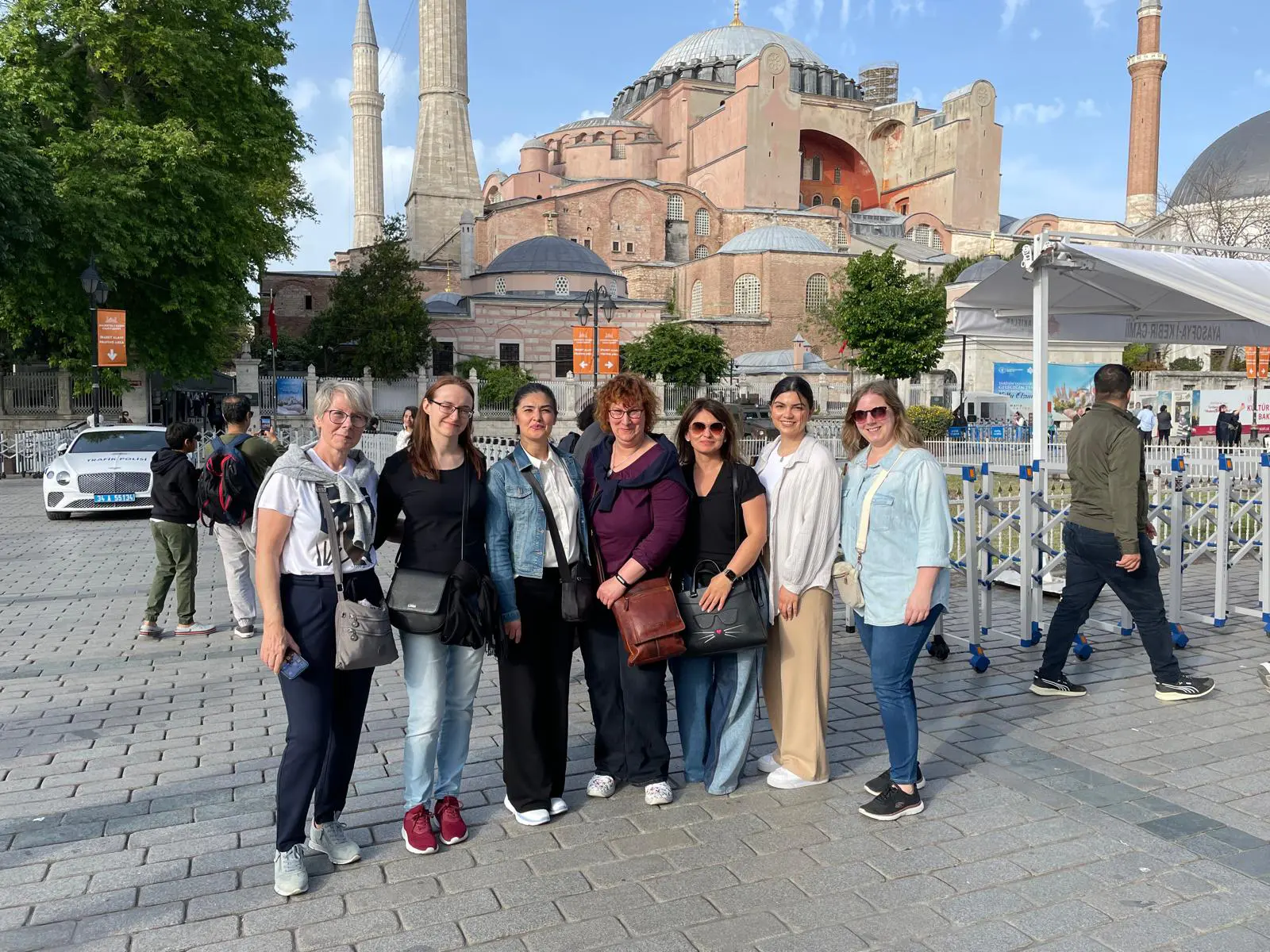 Das Praxisteam vor der Hagia Sophia in Istanbul