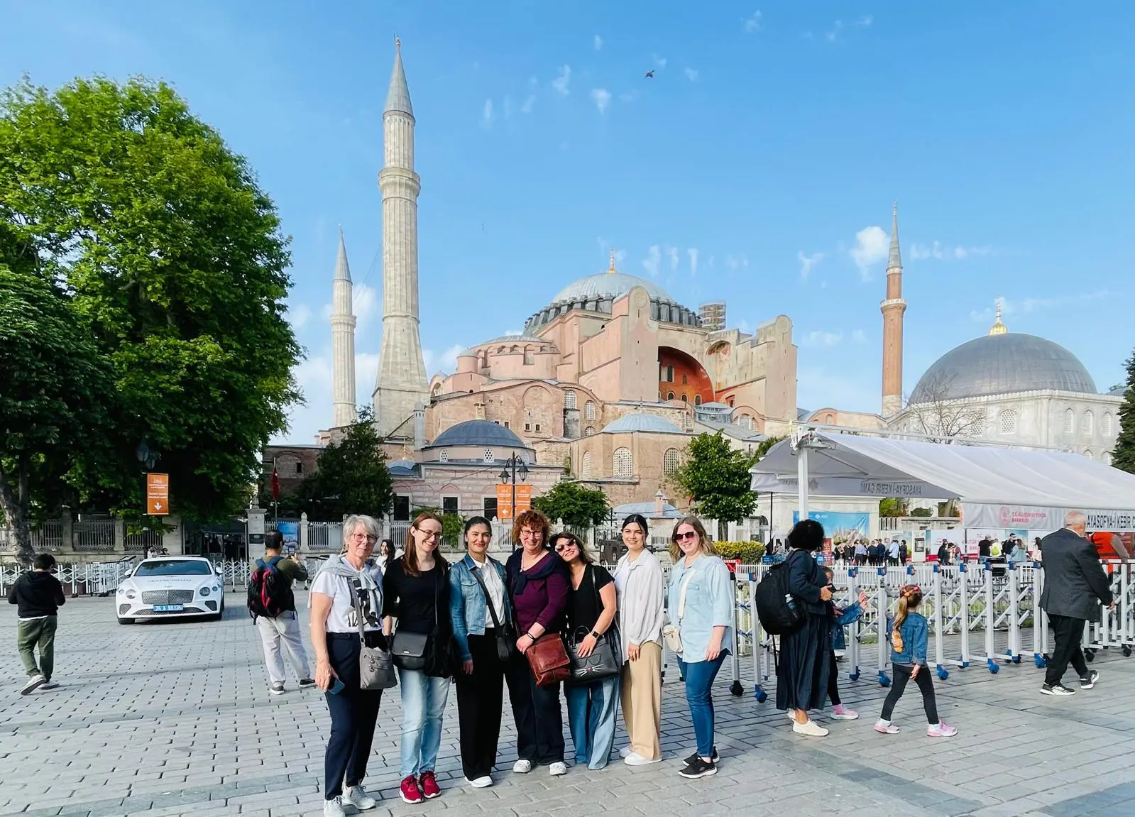 Gruppenfoto des Praxisteams auf dem Platz vor der Hagia Sophia in Istanbul