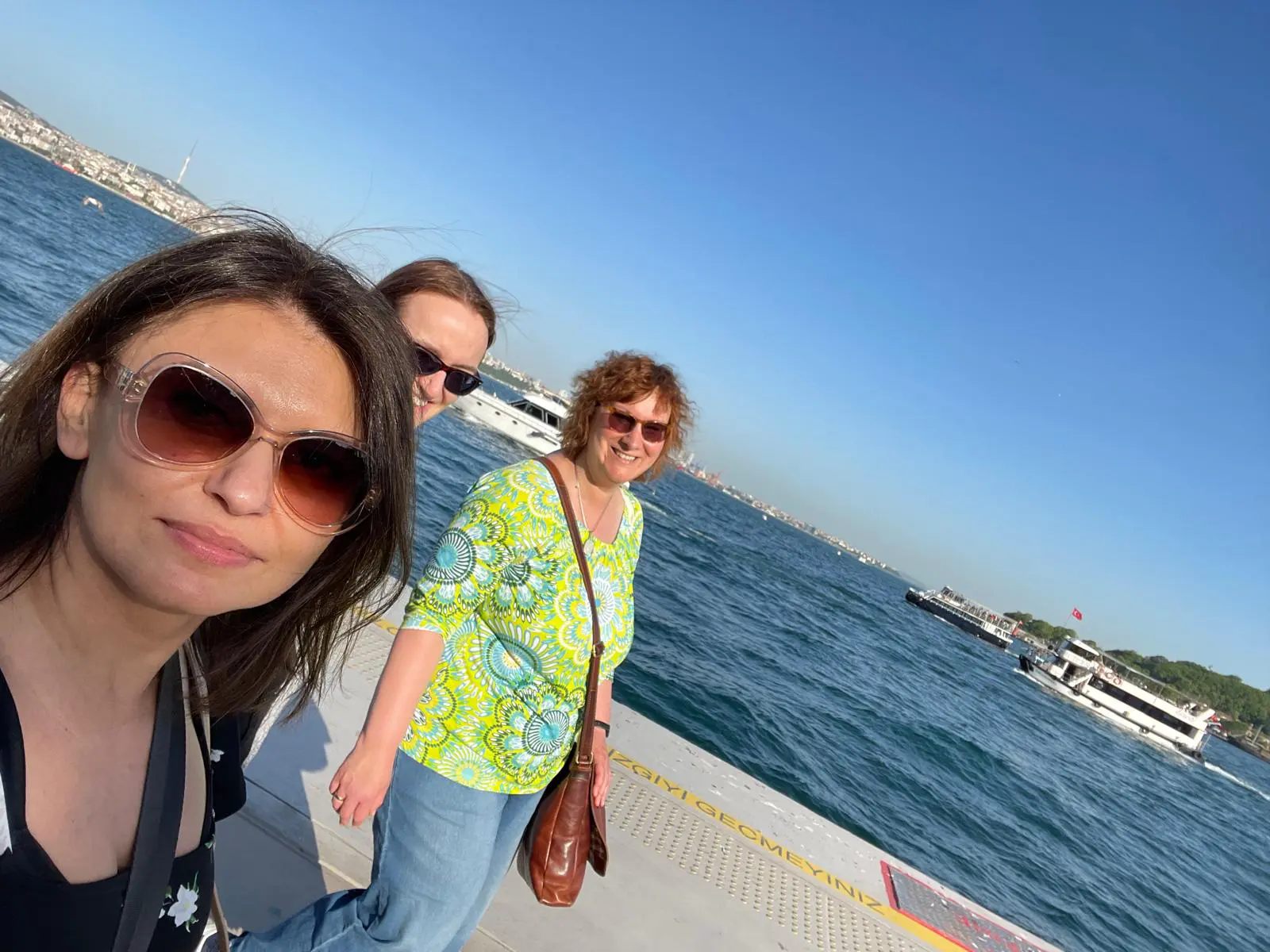 Teammitglieder am Bosporus während des Teamausflugs nach Istanbul