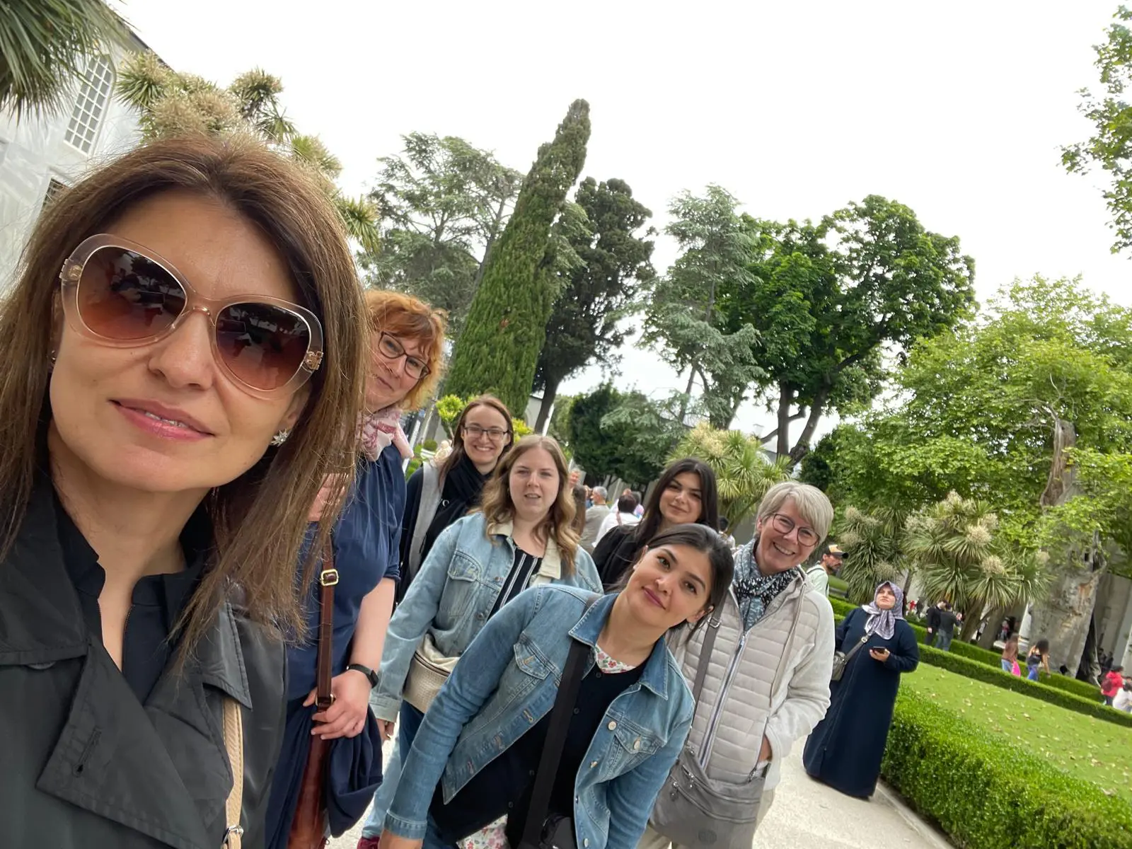 Selfie des Praxisteams in einem Park in Istanbul