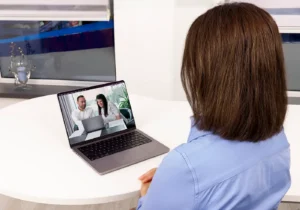 Online-Sprachtherapie und Elterncoaching per Videogespräch am Laptop