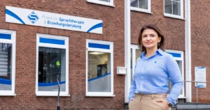 Dipl.-Päd. Saadet Öztürk vor der Praxis für Sprachtherapie & Erziehungsberatung in Dortmund-Huckarde